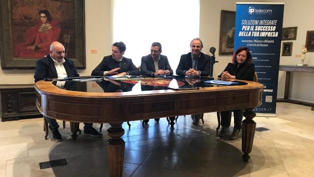 Ascoli Piceno, in zona Campolungo ecco la fibra ottica. Fioravanti: ''Importante novità per le aziende del territorio''