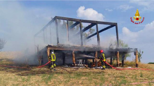 Offida, in fiamme annesso agricolo in località San Barnaba. In salvo attrezzature presenti all'interno