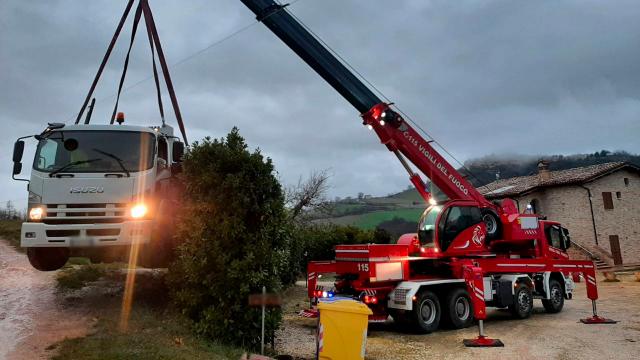 Montedinove, automezzo raccolta rifiuti finisce fuori strada. Intervento dei Vigili del Fuoco con autogrù