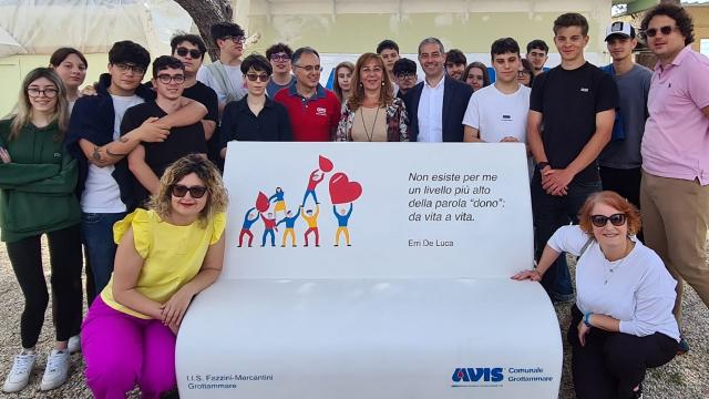 Grottammare, una panchina dedicata alla cultura del dono 