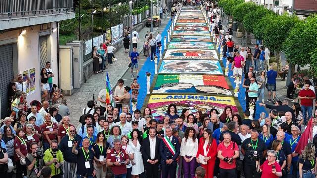 Montefiore dell'Aso: maestranze del borgo piceno al lavoro per la XXIII edizione dell’Infiorata 