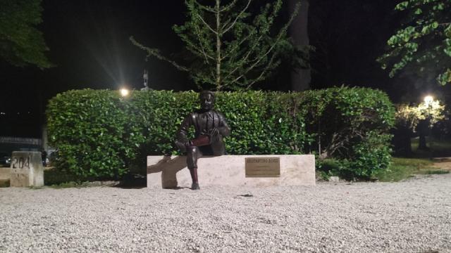 Ascoli Piceno, targa e faretto per illuminare anche di notte la statua di Costantino Rozzi