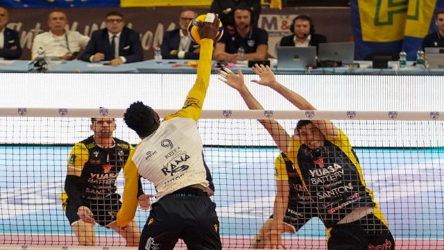 Volley SuperLega, la sfortuna si abbatte sulla Yuasa Battery Grottazzolina. Verona ne approfitta