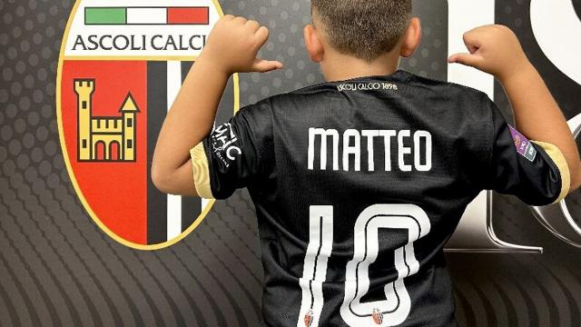 Ascoli Calcio, il piccolo Matteo presenta la prima maglia ufficiale per la stagione 2024/2025