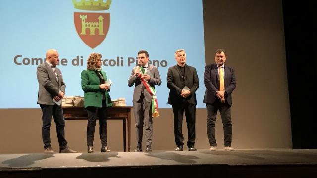 Ascoli Piceno, cerimonia di consegna della Costituzione ai 18enni: ''Rispettare le regole è rivoluzionario''