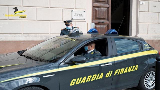 Guardia di Finanza Ancona, sequestrati addobbi natalizi e prodotti per la casa non conformi