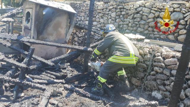 Folignano, in fiamme rimessa agricola a Villa Pigna. Pronto intervento dei Vigili del Fuoco