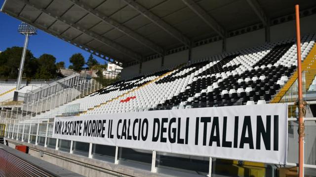 Coronavirus, Serie B protesta con uno striscione: ''Non lasciate morire il calcio degli italiani''