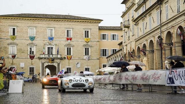 Mille Miglia 2023, lo spettacolo della corsa più bella del mondo tra Fermo ed Ascoli Piceno
