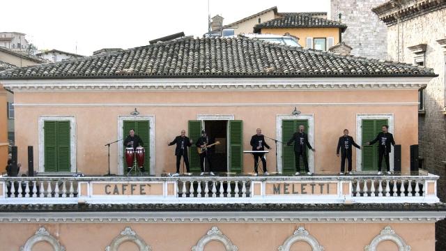Ascoli Piceno, flash mob dei Nerkias sulla terrazza dello storico Caffè Meletti