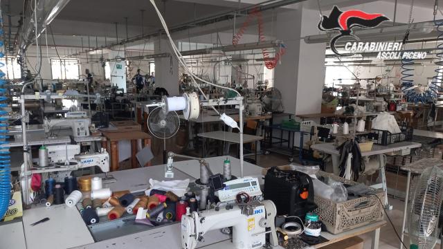 Monteprandone: casa e lavoro per 25 cinesi. Carabinieri scoprono laboratorio tessile abusivo