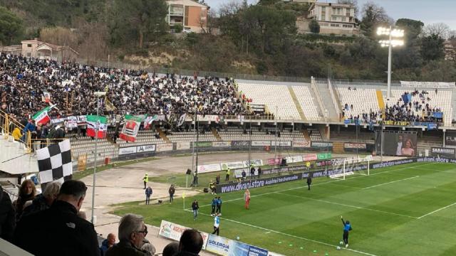 Ascoli Piceno, Daspo a due tifosi bianconeri per lancio bomba carta nella gara con il Lecco