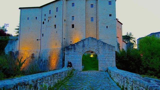 Ascoli Piceno: mostra 'Prospettiva Van Orton' , cena gourmet nella suggestiva cornice del Ponte di Cecco