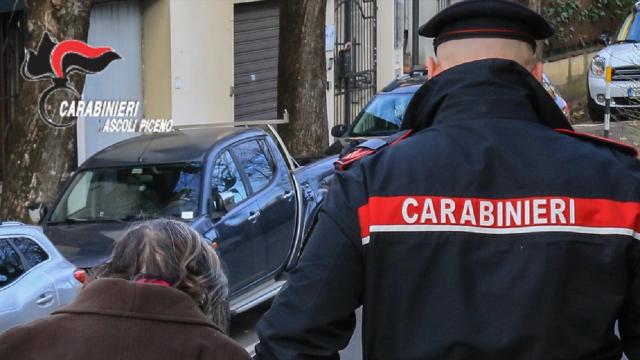 Truffa del finto incidente, due denunce dei Carabinieri. Anziana di Offida aveva già preparato oro e soldi