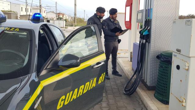 Guardia di Finanza Ancona, rincaro carburanti: sanzionati 10 distributori per violazioni di prezzi