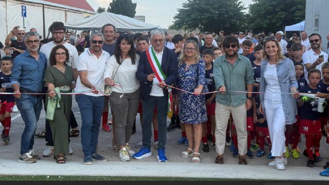 Offida, completati i lavori di riqualificazione degli impianti sportivi. Campo intitolato a Roberto D’Angelo
