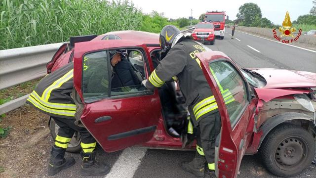 Monteprandone, scontro tra auto e mezzo pesante sull'Ascoli-Mare. Donna trasportata via in eliambulanza