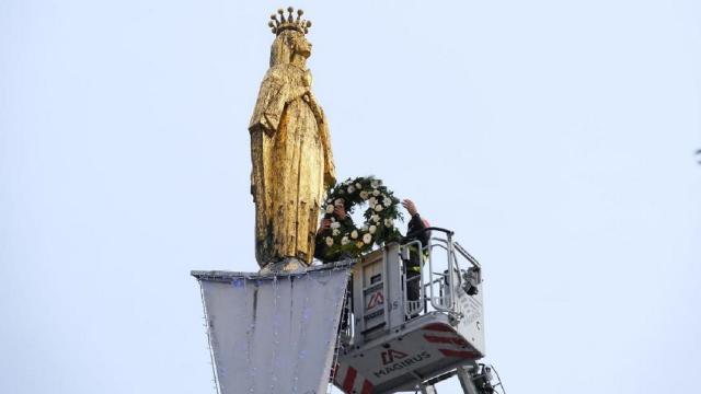 Ascoli Piceno, Vigili del Fuoco depongono corona di fiori sulla statua dell’Immacolata Concezione