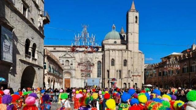 Si apre ufficialmente il Carnevale di Ascoli: scolaresche protagoniste della giornata di apertura