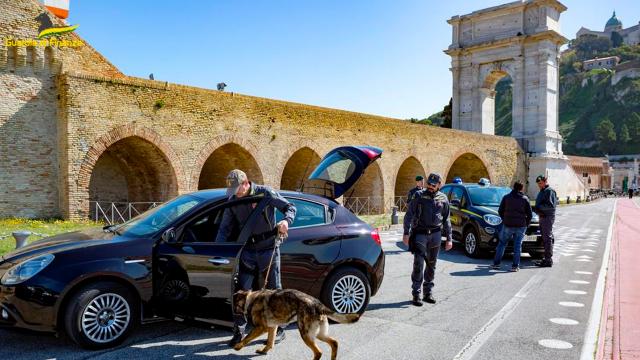 Guardia Finanza Ancona, spaccio di stupefacenti e detenzione. Tre denunce e diciannove segnalati alla Prefettura