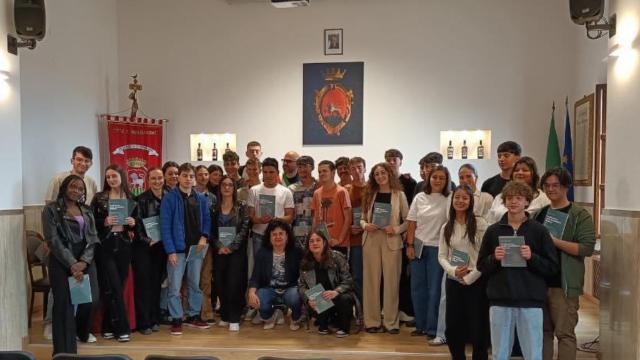 Ripatransone, consegna delle Costituzione ai ragazzi che nel 2024 raggiungono la maggior età