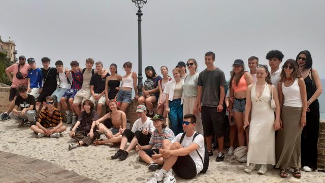 Giovani ungheresi in visita a Grottammare per conoscere i luoghi di Ferenc Liszt e le bellezze del borgo antico