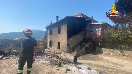 Ascoli Piceno, si lavora per bonificare zone interessate da incendio. Abitazione distrutta dalle fiamme