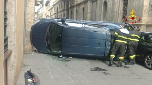 Ascoli Piceno, intervento Vigili del Fuoco per auto ribaltata in pieno centro storico