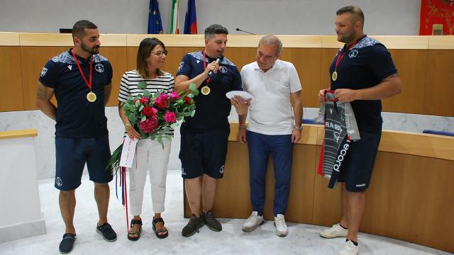 San Benedetto del Tronto, atleti e tecnici Unione Rugby premiati in sala consiliare per conquista della Serie B