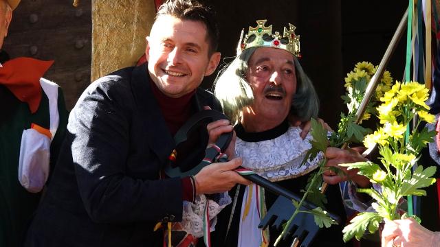 Ascoli Piceno, consegnate le chiavi della città a Re Carnevale. Fioravanti: “Vi aspettiamo tutti in piazza”