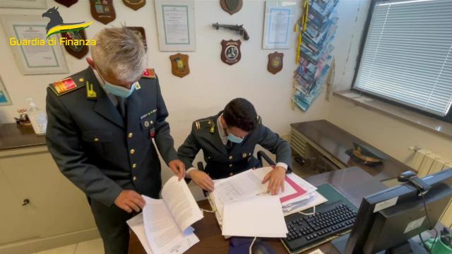 Guardia Finanza Macerata, lotta al 'caporalato'. Imprenditore agli arresti domiciliari per sfruttamento del lavoro