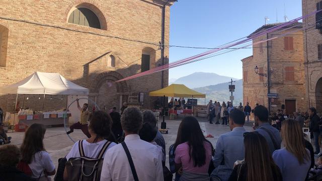 A Montedinove ritorna 'Sibillini in rosa'. Tappa golosa del Grand Tour delle Marche, tra gusto e benessere