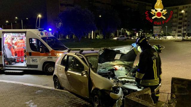 Ascoli Piceno, incidente stradale a Monticelli. Ferito conducente di un'auto finita contro il muretto del sottopasso