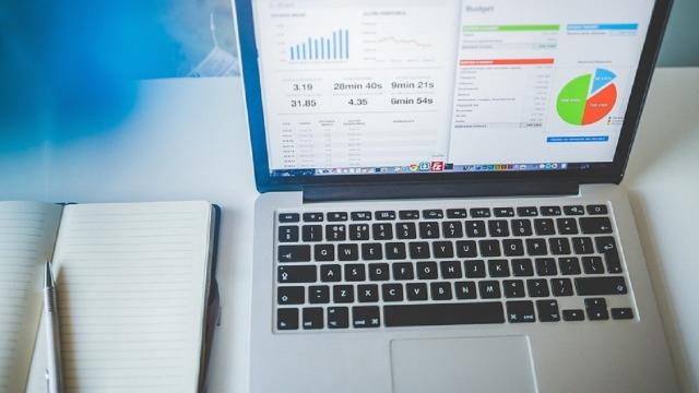 Investire dal computer di casa e dallo smartphone: stili a confronto