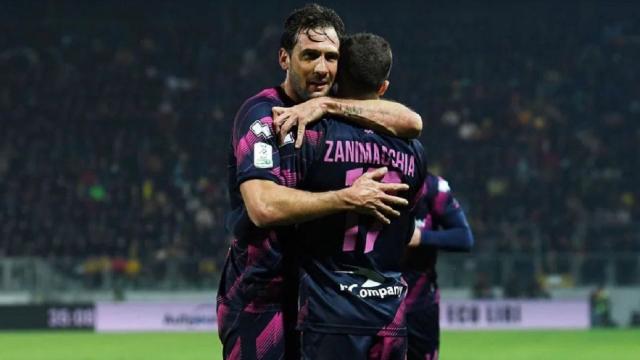 Serie B 26° turno: il Parma (in nove) passa 4-3 a Frosinone. Successo in rimonta del Pisa con il Perugia