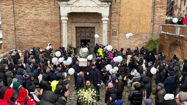 Ripaberarda: una folla commossa per i funerali di Emanuela, mamma barbaramente uccisa dal marito