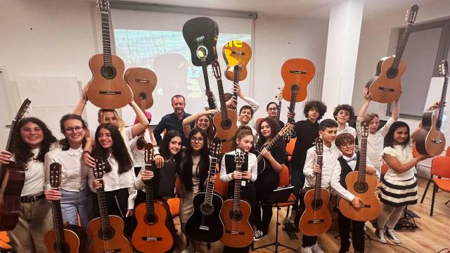 San Benedetto del Tronto, orchestra di chitarre infiamma il saggio. Emozionante performance degli allievi della 'Curzi' 