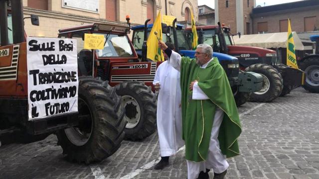 Coldiretti Ascoli Fermo, sfilano i trattori: a Montegiorgio la Giornata del Ringraziamento