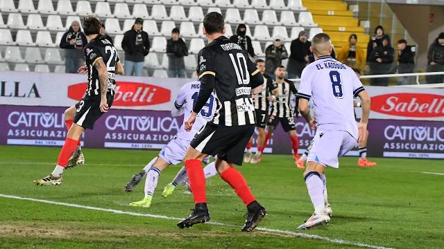 Ascoli-Spal 1-1, l'ex Antenucci risponde subito a Caccavo. Il Picchio chiude il 2024 con una X