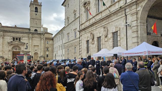 '..Dal cielo piovono Supereroi..'. Solidarietà e legalità, DonatoriNati e Questura Ascoli per sensibilizzare i giovani 