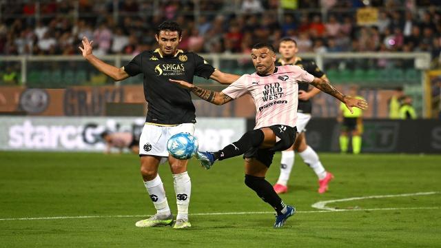 Palermo-Spezia 2-2, una splendida punizione di Stulac nel recupero evita la sconfitta interna ai rosanero