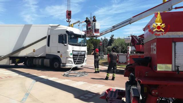 Tir in manovra abbatte palo della luce a San Benedetto del Tronto. Vettura in fiamme sulla Valtesino