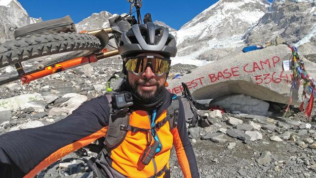 Dall’Everest ai Sibillini: 50 chilometri di pedalata in compagnia dell’ultraciclista Omar Di Felice