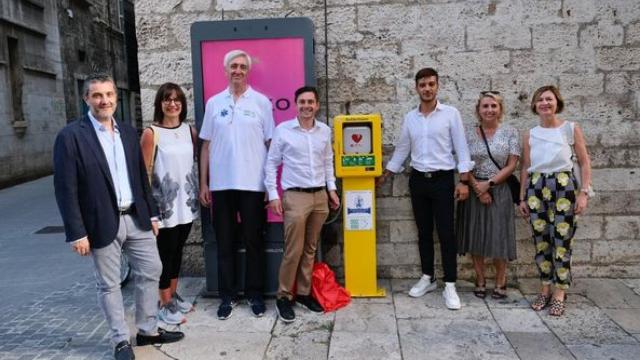Ascoli Piceno, la storica Farmacia Rosati dona un defibrillatore al Comune. Fioravanti: ''Gesto bellissimo''