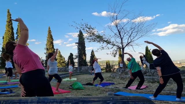 Ascoli Piceno, davanti alla chiesa dell’Annunziata riparte il progetto ''Summer Yoga''