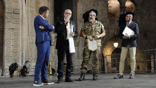 Ascoli Piceno, serata con la Fanfara dei Bersaglieri. Scambio di doni tra sindaco e console onorario Moldova Galanti