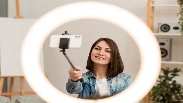 Scopri la nostra Ring Light, un oggetto unico per esaltare la tua bellezza.