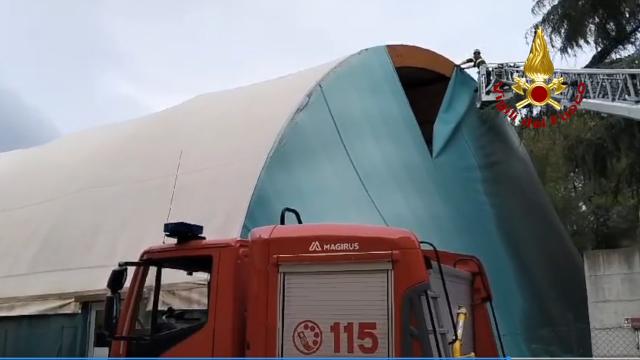 Continuano interventi dei Vigili del Fuoco per il vento. Ad Ascoli messa in sicurezza palestra Istituto Agrario