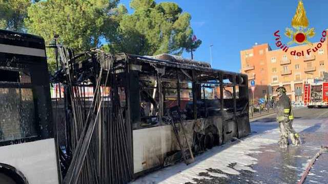 Macerata, autobus di linea in fiamme. Nessun ferito ma danni ad alcuni edifici adiacenti 