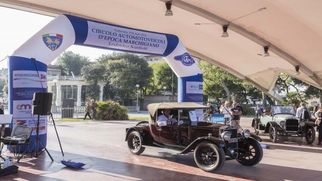 Caem-Scarfiotti, successo a Civitanova Marche per la giornata nazionale dell'Automotoclub Storico Italiano 